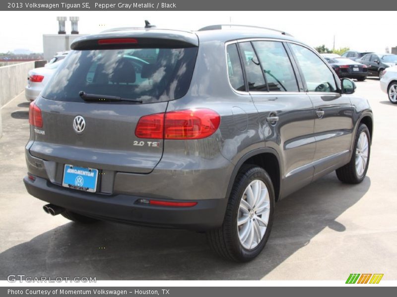 Pepper Gray Metallic / Black 2013 Volkswagen Tiguan SE