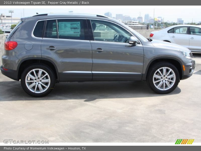 Pepper Gray Metallic / Black 2013 Volkswagen Tiguan SE