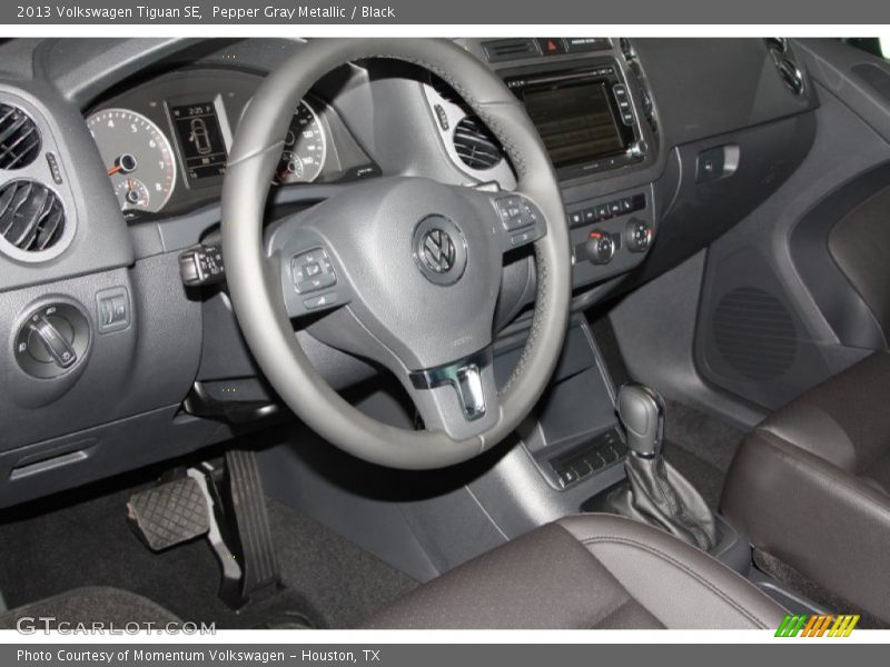 Pepper Gray Metallic / Black 2013 Volkswagen Tiguan SE