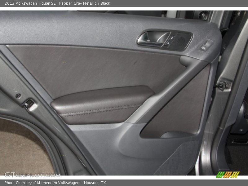 Pepper Gray Metallic / Black 2013 Volkswagen Tiguan SE