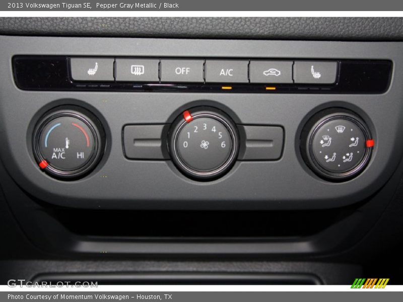 Pepper Gray Metallic / Black 2013 Volkswagen Tiguan SE