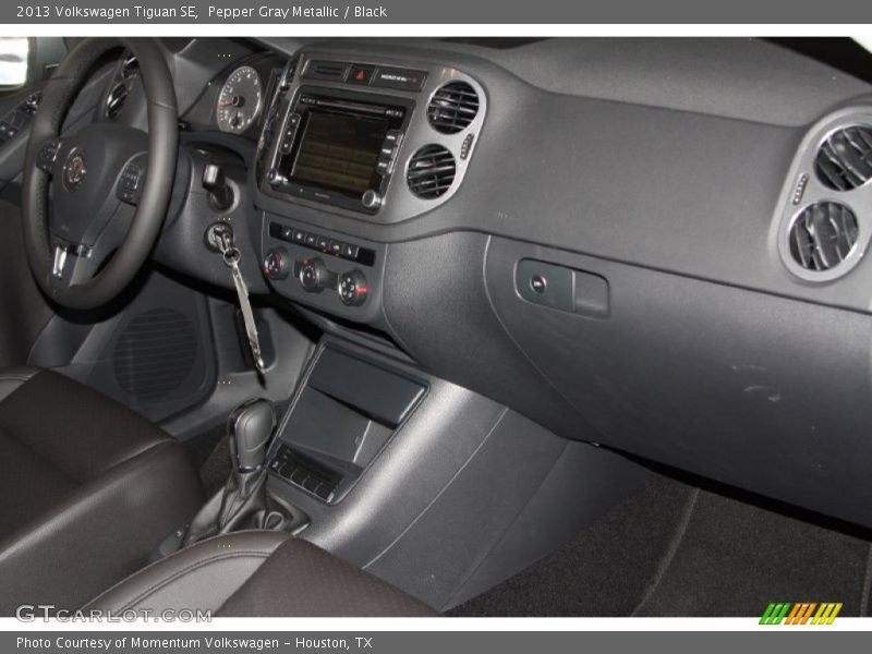 Pepper Gray Metallic / Black 2013 Volkswagen Tiguan SE