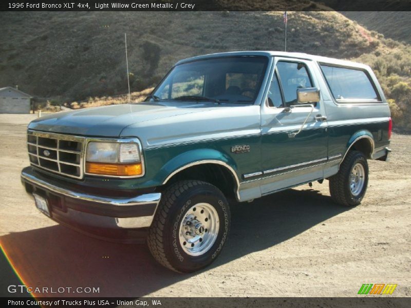 Front 3/4 View of 1996 Bronco XLT 4x4