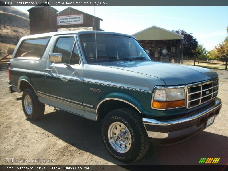 Front 3/4 View of 1996 Bronco XLT 4x4