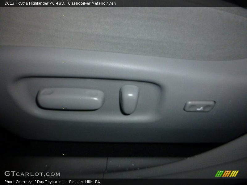 Classic Silver Metallic / Ash 2013 Toyota Highlander V6 4WD