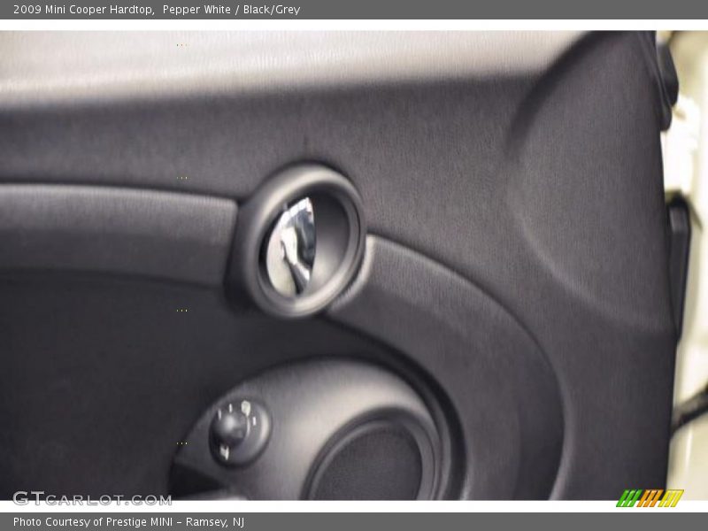 Pepper White / Black/Grey 2009 Mini Cooper Hardtop
