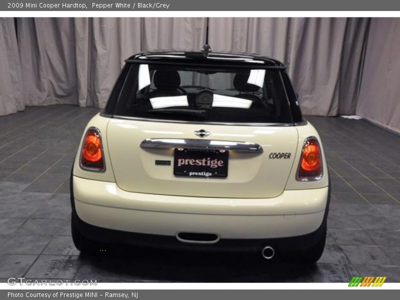 Pepper White / Black/Grey 2009 Mini Cooper Hardtop
