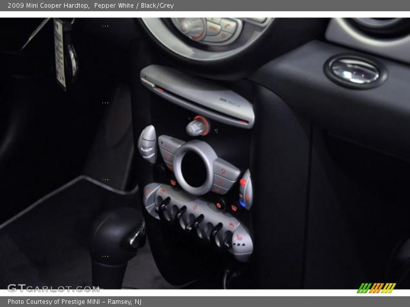 Pepper White / Black/Grey 2009 Mini Cooper Hardtop