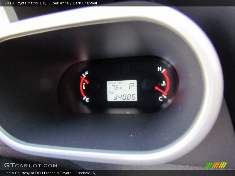 Super White / Dark Charcoal 2010 Toyota Matrix 1.8