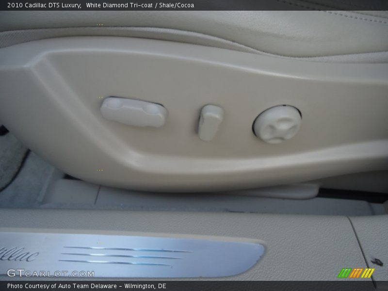 White Diamond Tri-coat / Shale/Cocoa 2010 Cadillac DTS Luxury