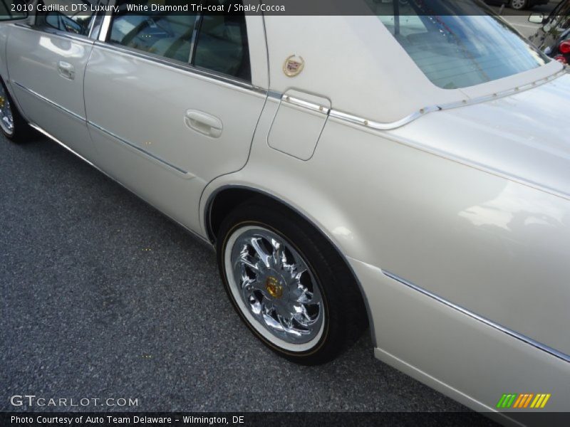 White Diamond Tri-coat / Shale/Cocoa 2010 Cadillac DTS Luxury