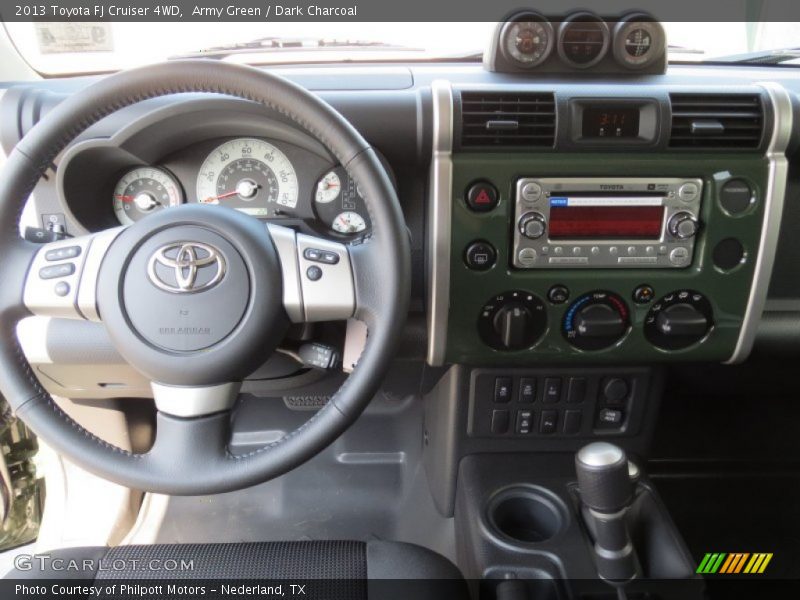 Dashboard of 2013 FJ Cruiser 4WD