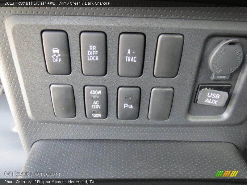 Controls of 2013 FJ Cruiser 4WD