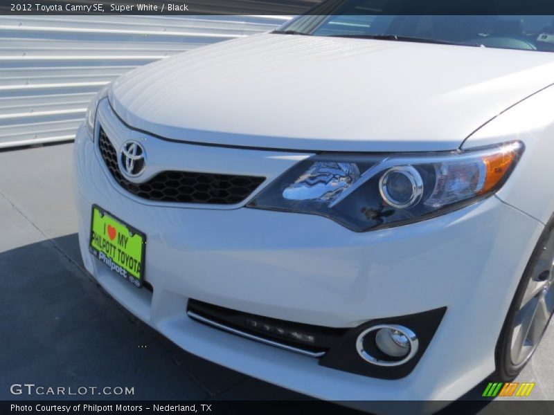 Super White / Black 2012 Toyota Camry SE