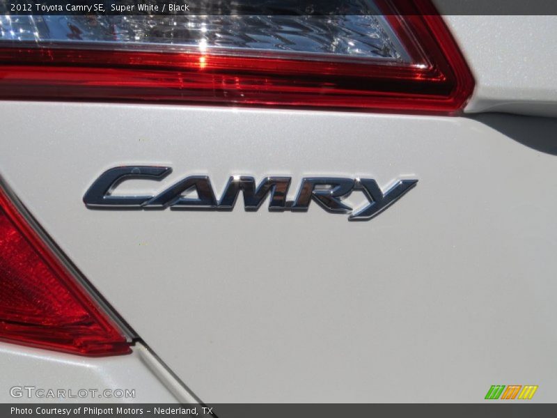 Super White / Black 2012 Toyota Camry SE