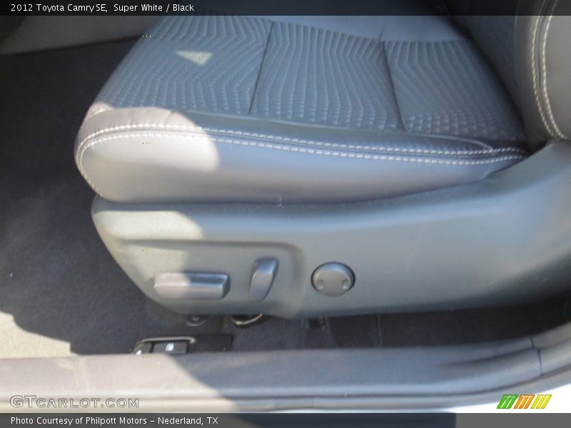 Super White / Black 2012 Toyota Camry SE