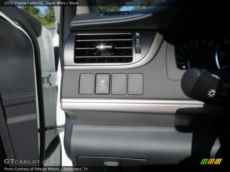Super White / Black 2012 Toyota Camry SE