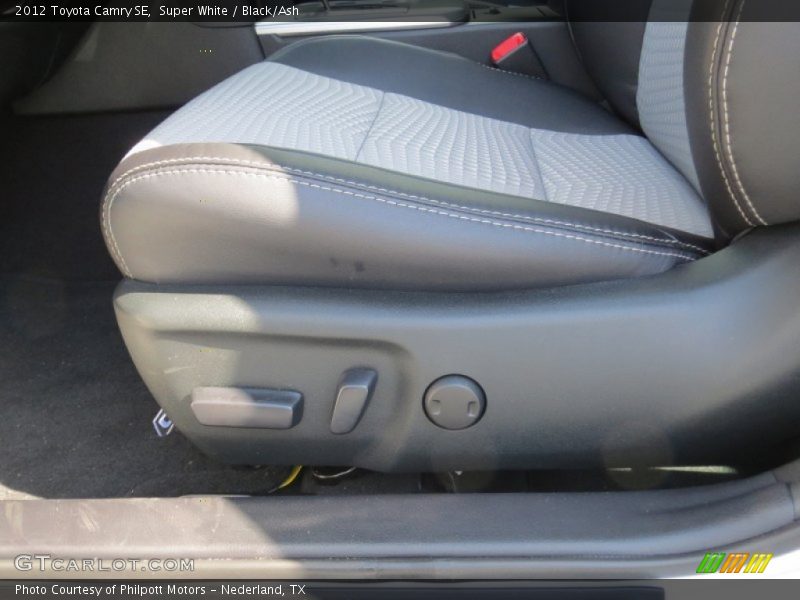 Super White / Black/Ash 2012 Toyota Camry SE