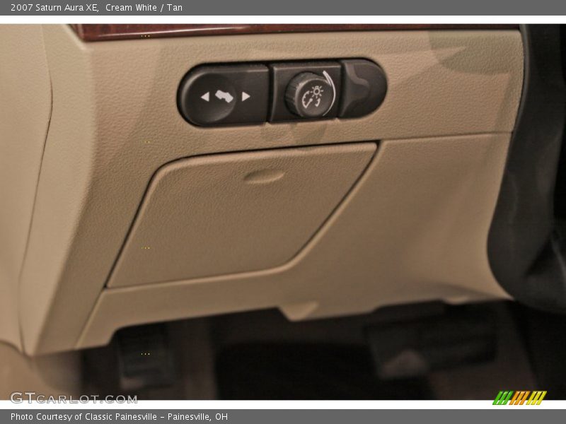 Cream White / Tan 2007 Saturn Aura XE