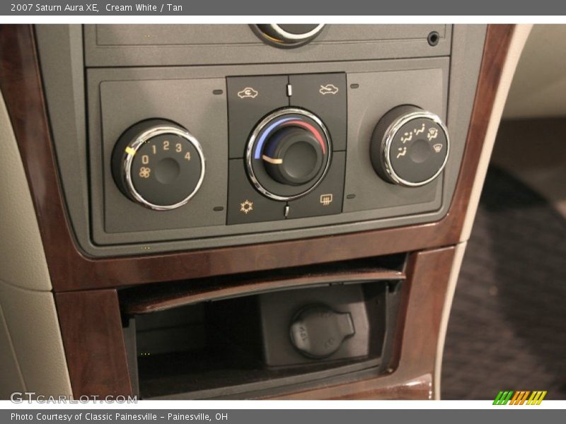 Cream White / Tan 2007 Saturn Aura XE