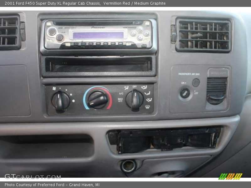 Controls of 2001 F450 Super Duty XL Regular Cab Chassis