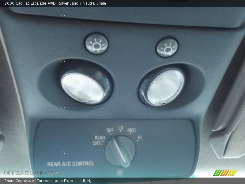 Silver Sand / Neutral Shale 2000 Cadillac Escalade 4WD