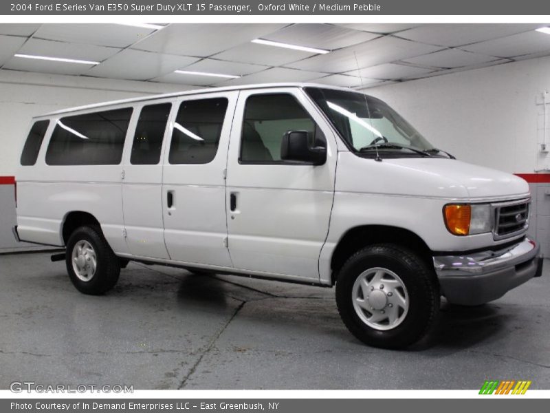Front 3/4 View of 2004 E Series Van E350 Super Duty XLT 15 Passenger