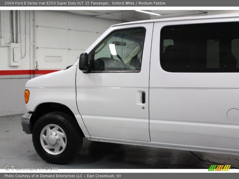 Oxford White / Medium Pebble 2004 Ford E Series Van E350 Super Duty XLT 15 Passenger