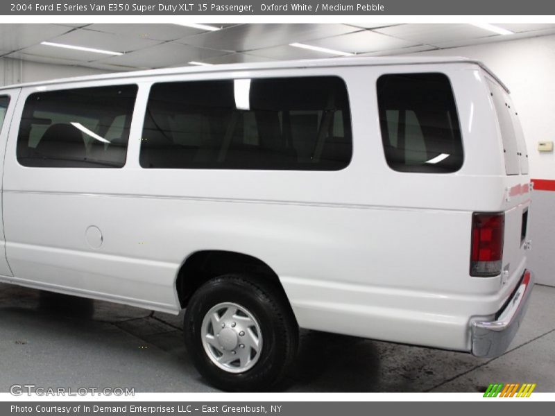 Oxford White / Medium Pebble 2004 Ford E Series Van E350 Super Duty XLT 15 Passenger