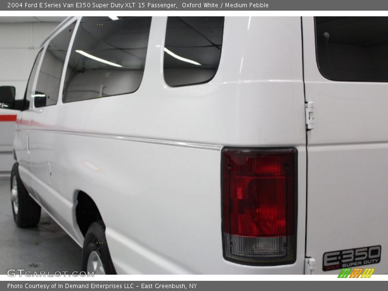 Oxford White / Medium Pebble 2004 Ford E Series Van E350 Super Duty XLT 15 Passenger