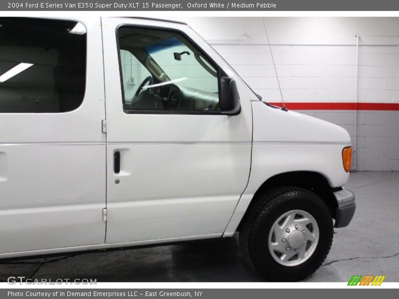 Oxford White / Medium Pebble 2004 Ford E Series Van E350 Super Duty XLT 15 Passenger