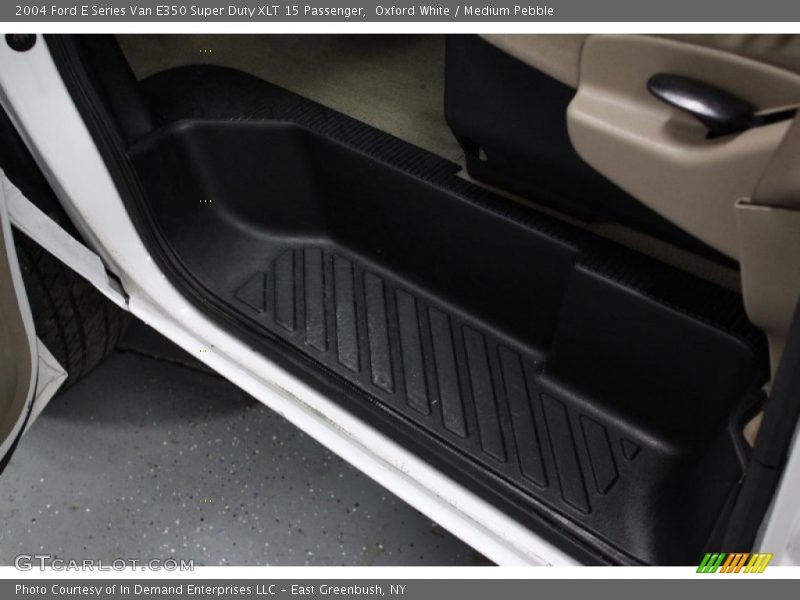 Oxford White / Medium Pebble 2004 Ford E Series Van E350 Super Duty XLT 15 Passenger