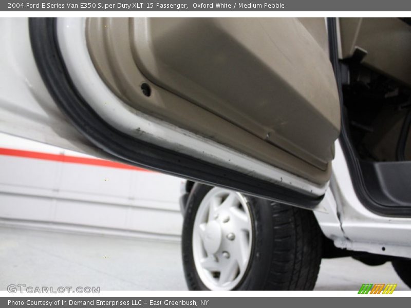 Oxford White / Medium Pebble 2004 Ford E Series Van E350 Super Duty XLT 15 Passenger
