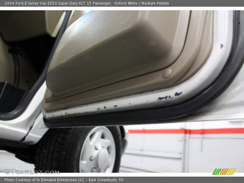 Oxford White / Medium Pebble 2004 Ford E Series Van E350 Super Duty XLT 15 Passenger