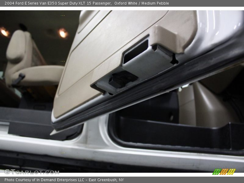 Oxford White / Medium Pebble 2004 Ford E Series Van E350 Super Duty XLT 15 Passenger