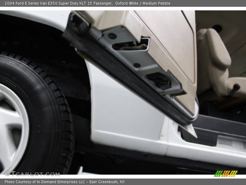Oxford White / Medium Pebble 2004 Ford E Series Van E350 Super Duty XLT 15 Passenger