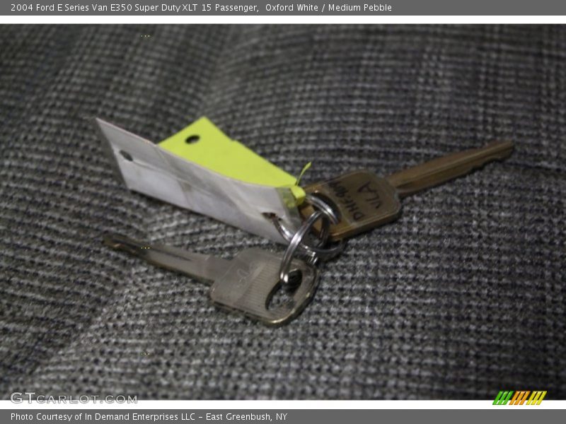 Oxford White / Medium Pebble 2004 Ford E Series Van E350 Super Duty XLT 15 Passenger