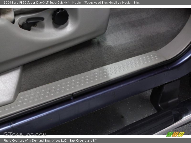 Medium Wedgewood Blue Metallic / Medium Flint 2004 Ford F350 Super Duty XLT SuperCab 4x4