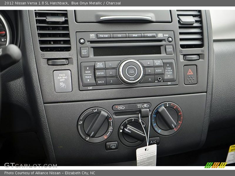 Controls of 2012 Versa 1.8 SL Hatchback