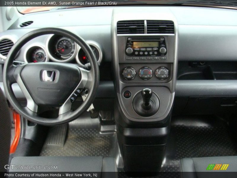 Dashboard of 2005 Element EX AWD