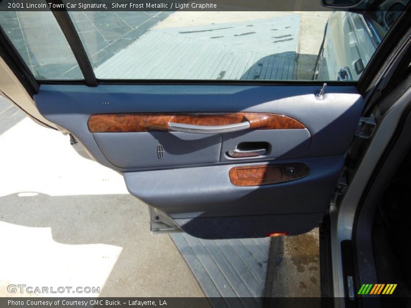 Silver Frost Metallic / Light Graphite 2001 Lincoln Town Car Signature