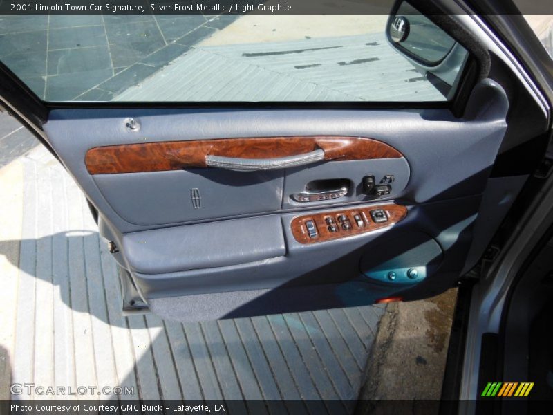 Silver Frost Metallic / Light Graphite 2001 Lincoln Town Car Signature