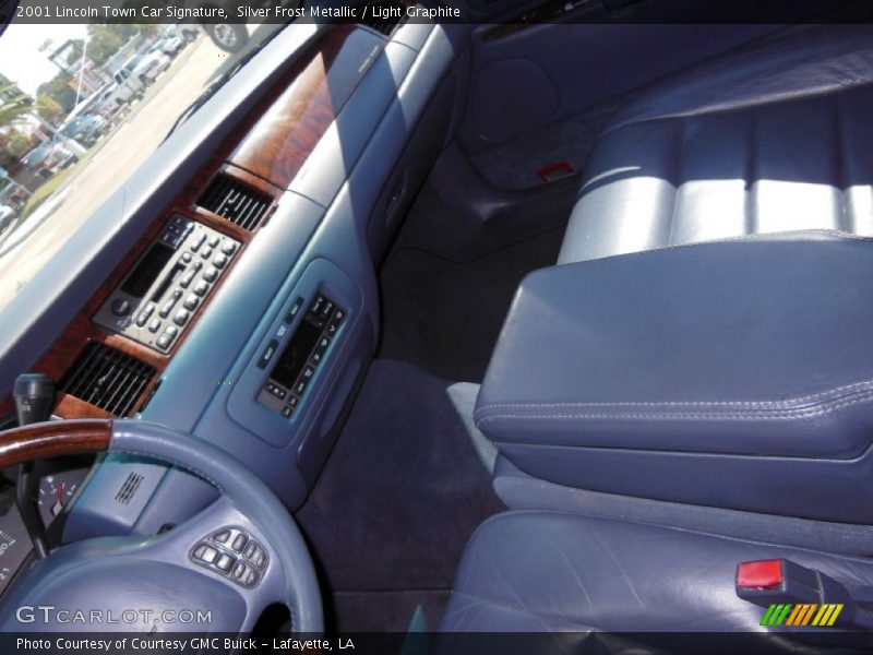 Silver Frost Metallic / Light Graphite 2001 Lincoln Town Car Signature