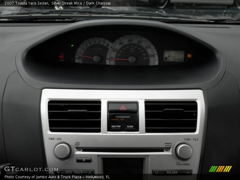 Silver Streak Mica / Dark Charcoal 2007 Toyota Yaris Sedan