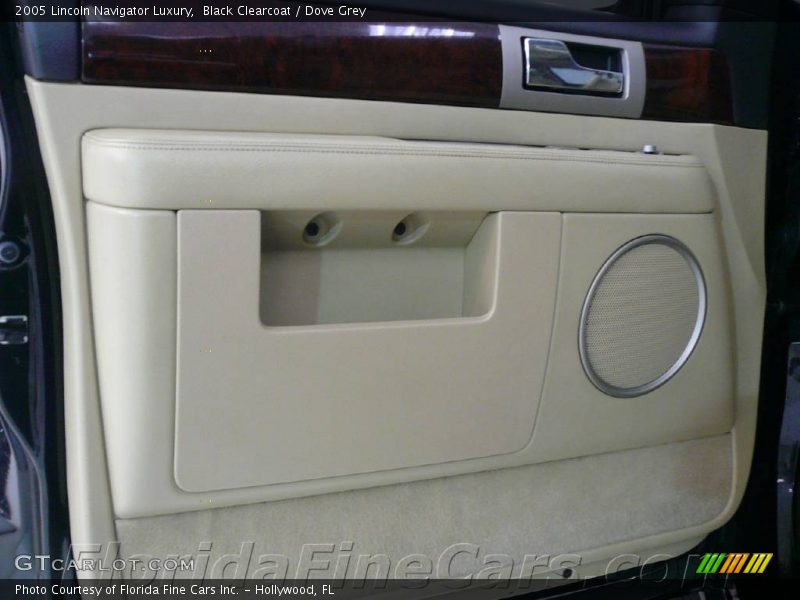 Black Clearcoat / Dove Grey 2005 Lincoln Navigator Luxury
