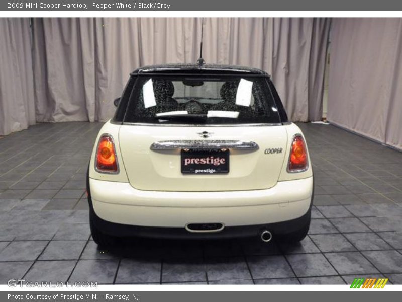 Pepper White / Black/Grey 2009 Mini Cooper Hardtop