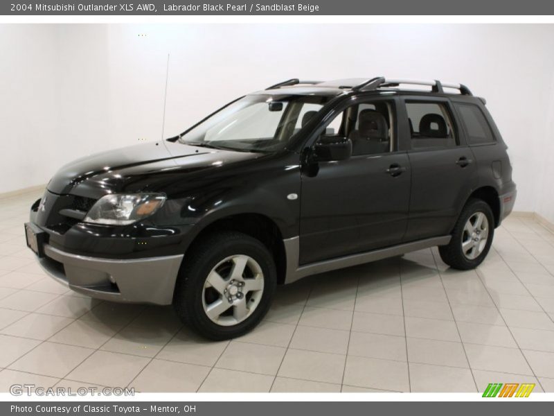 Front 3/4 View of 2004 Outlander XLS AWD