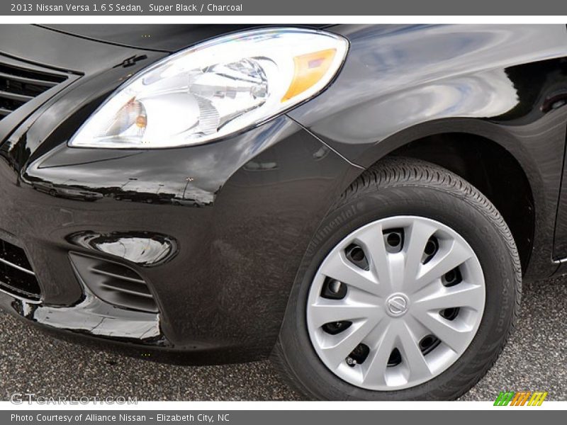 Super Black / Charcoal 2013 Nissan Versa 1.6 S Sedan