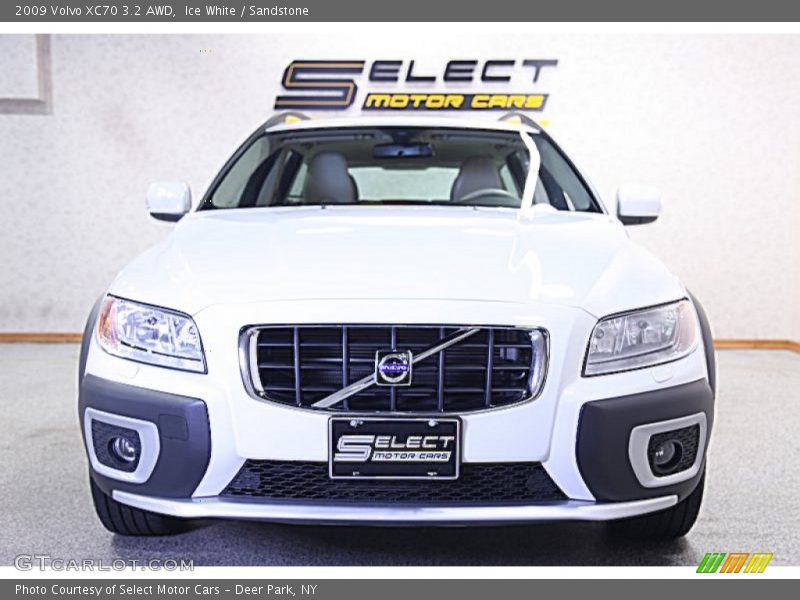 Ice White / Sandstone 2009 Volvo XC70 3.2 AWD