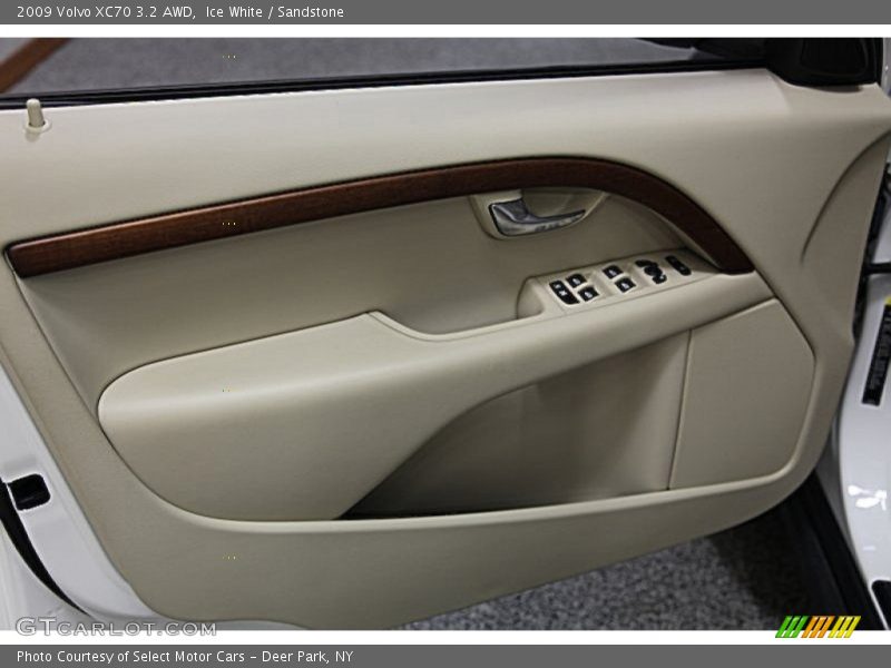 Ice White / Sandstone 2009 Volvo XC70 3.2 AWD